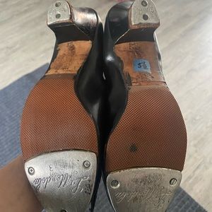 Character Tap Shoes. Worn shoes. Decent tap plates. Can be refurbished.